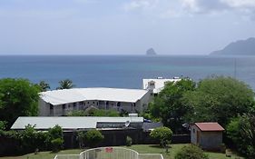 Appartement A Anse Mabouya En Rez De Jardin Avec Piscine A Proximite Des Plages